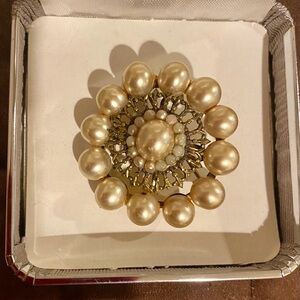 Vintage Elegant Pearl Brooch